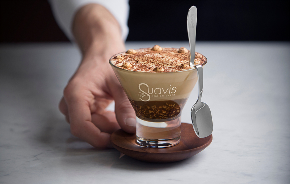 Barista serviert Creme Fredde — Original Suavis (KI-generiert)