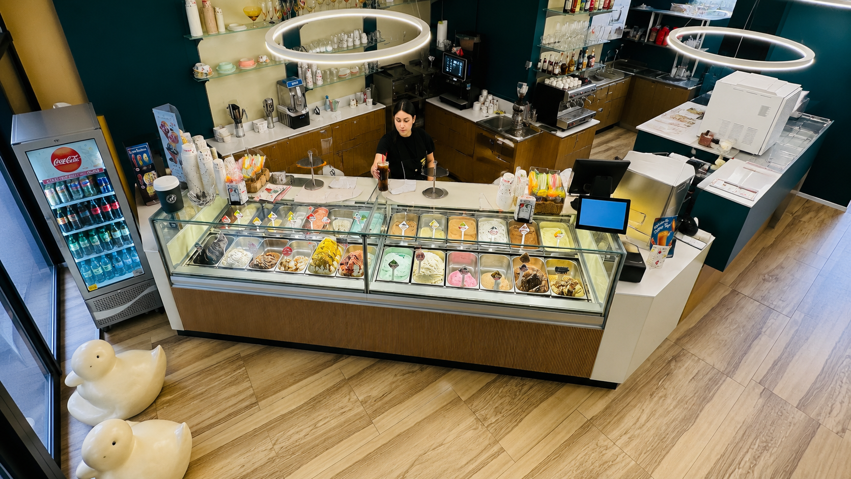 Santini Leverkusen — Sortenvielfalt an der Theke (Musterfoto)